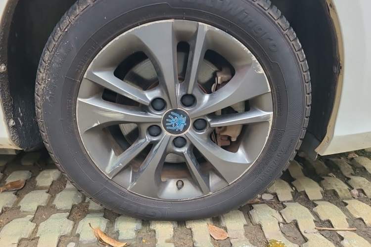 Used BYD Qin New Energy 2018 1.5T Smart Connect Premium Model Right Front Wheel Hub