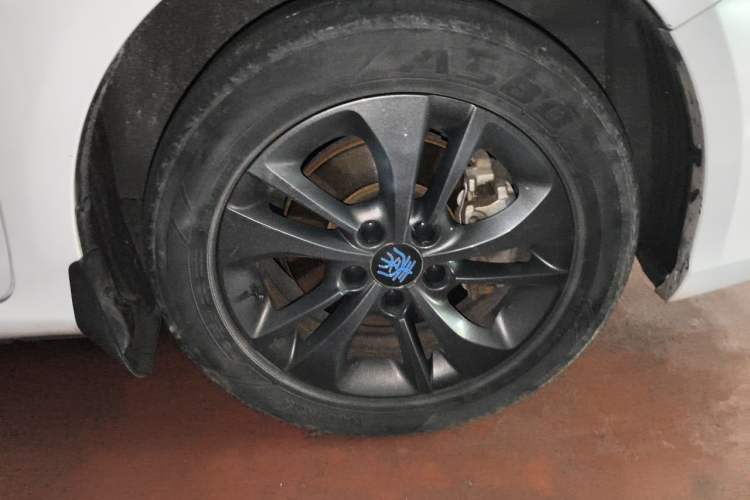 Used BYD Qin New Energy 2018 1.5T Smart Connect Premium Model Right Front Wheel Hub