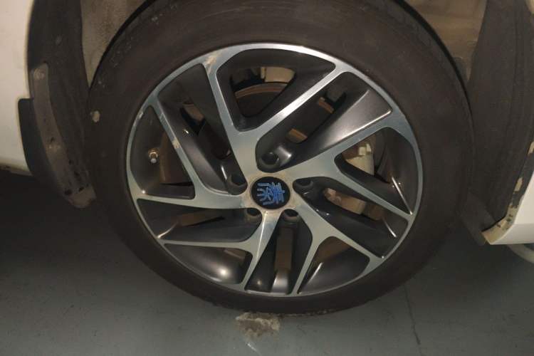 Used BYD Qin New Energy 2018 Qin EV450 Smart Connect Prestige Model Right Front Wheel Hub