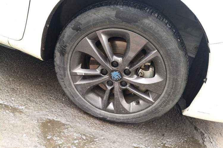 Used BYD Qin New Energy 2018 1.5T Smart Connect Premium Model Right Front Wheel Hub