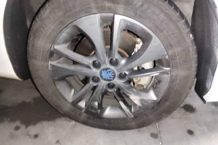 Used BYD Qin New Energy 2018 1.5T Smart Connect Premium Model Right Front Wheel Hub