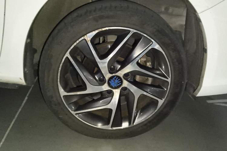 Used BYD Qin New Energy 2018 Qin EV450 Smart Connect Prestige Model Right Front Wheel Hub
