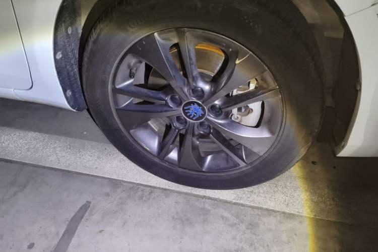 Used BYD Qin New Energy 2018 1.5T Smart Connect Premium Model Right Front Wheel Hub