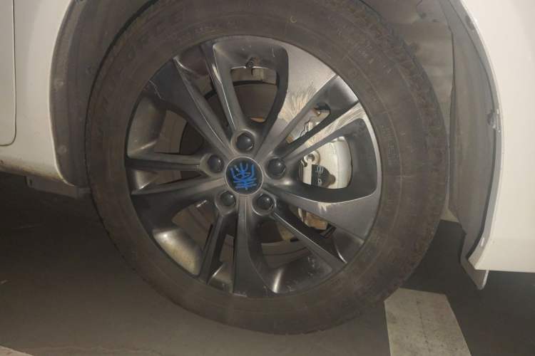 Used BYD Qin New Energy 2018 1.5T Smart Connect Premium Model Right Front Wheel Hub