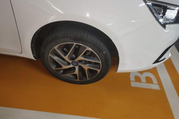 Used BYD Qin New Energy 2018 Qin EV450 Smart Connect Prestige Model Right Front Wheel Hub