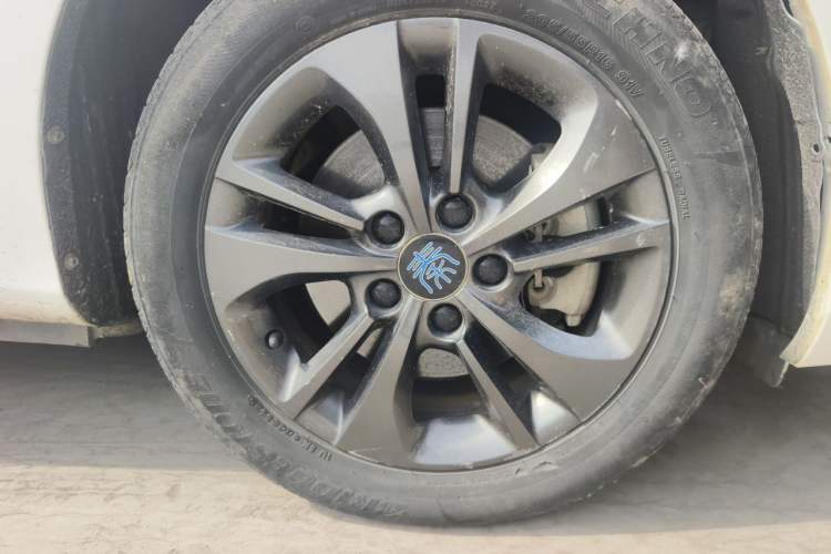 Used BYD Qin New Energy 2018 1.5T Smart Connect Premium Model Right Front Wheel Hub