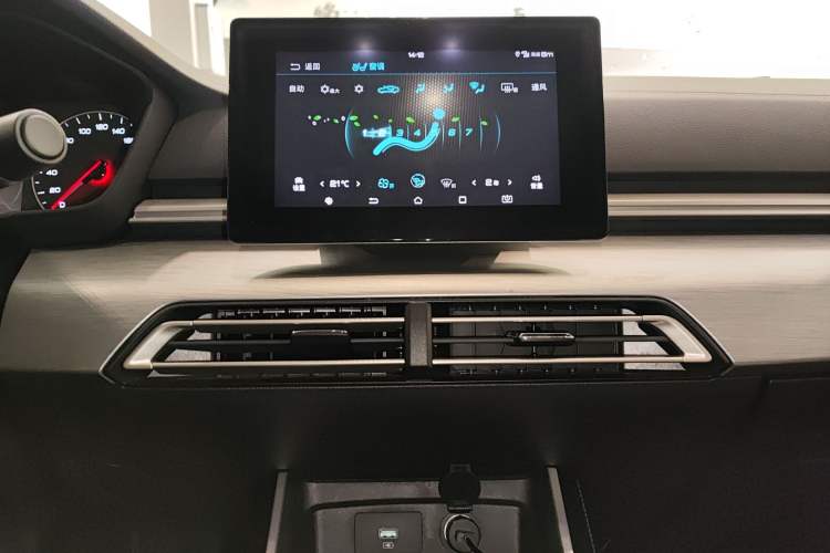 Used BYD Qin New Energy 2019 High-Range Luxury Model Audio And AC Panel