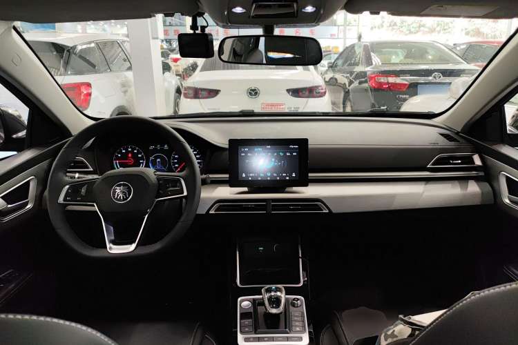 Used BYD Qin New Energy 2019 High-Range Luxury Model Center Console