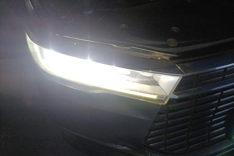 Used BYD Qin New Energy 2019 High-Range Luxury Model Right Front Headlight