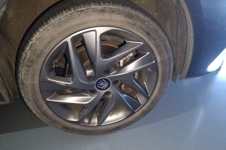 Used BYD Qin New Energy 2019 High-Range Luxury Model Right Front Wheel Hub