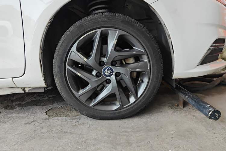 Used BYD Qin New Energy 2019 High-Range Deluxe Model Right Front Wheel Hub
