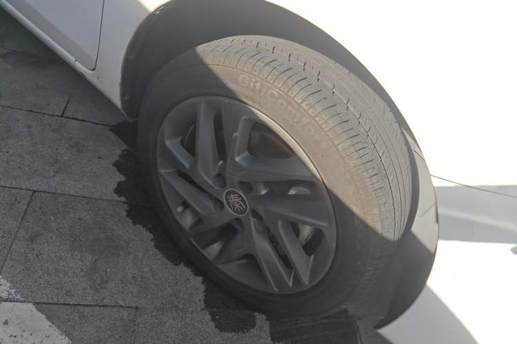 Used BYD Qin New Energy 2019 High-Range Deluxe Model Right Front Wheel Hub