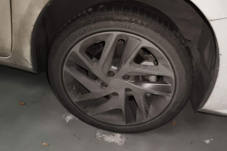 Used BYD Qin New Energy 2019 High-Range Luxury Model Right Front Wheel Hub