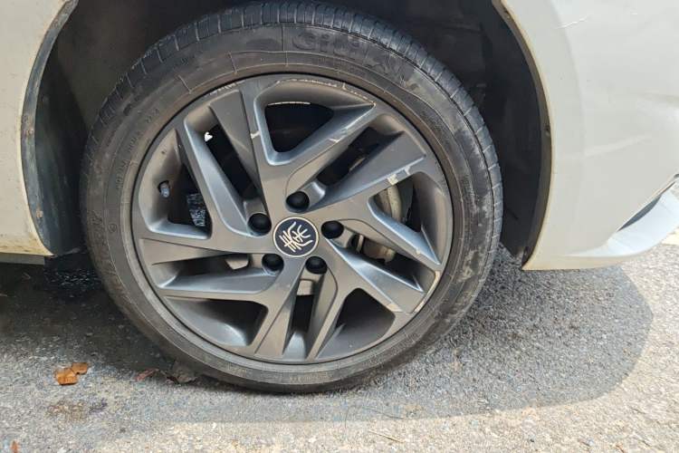 Used BYD Qin New Energy 2019 High-Range Luxury Model Right Front Wheel Hub
