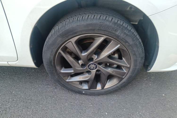 Used BYD Qin New Energy 2019 High-Range Deluxe Model Right Front Wheel Hub