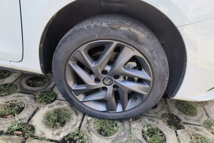 Used BYD Qin New Energy 2019 High-Range Deluxe Model Right Front Wheel Hub