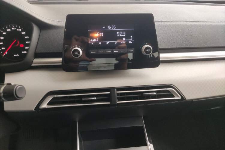 Used BYD Qin New Energy 2024 Standard Edition 450 Audio And AC Panel