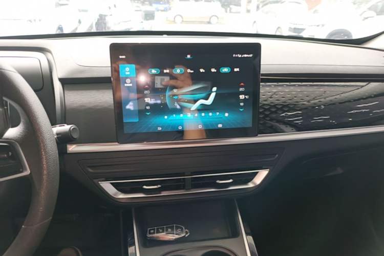 Used BYD Qin PLUS 2021 EV 400KM Leading Comfort Edition Audio And AC Panel