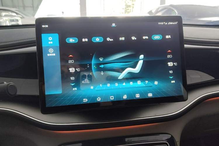 Used BYD Qin PLUS 2021 DM-i 120KM Flagship Model Audio And AC Panel