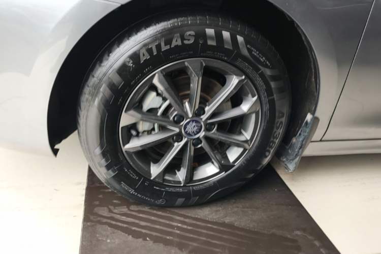 Used BYD Qin PLUS 2021 EV 400KM Leading Comfort Edition Left Front Wheel Hub