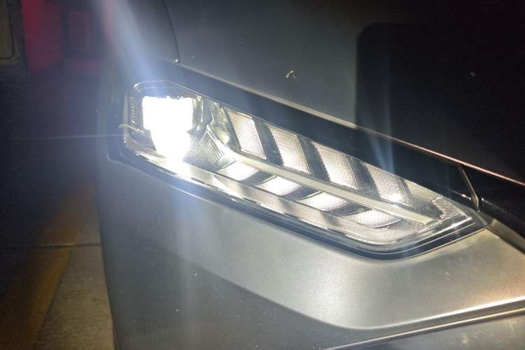 Used BYD Qin PLUS 2021 DM-i 120KM Prestige Model Right Front Headlight