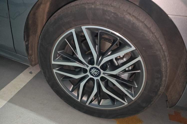 Used BYD Qin PLUS 2021 EV 500KM Luxury Model Right Front Wheel Hub