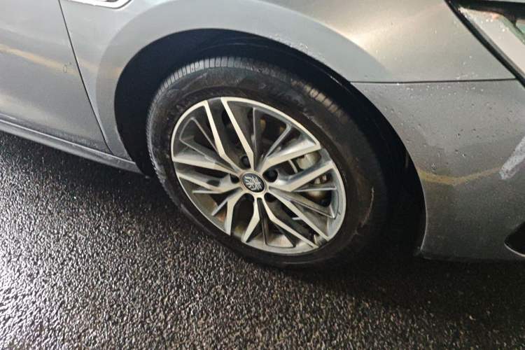 Used BYD Qin PLUS 2021 EV 500KM Luxury Model Right Front Wheel Hub