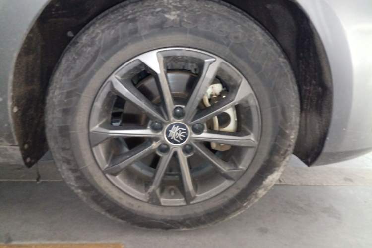 Used BYD Qin PLUS 2021 EV 400KM Leading Comfort Edition Right Front Wheel Hub