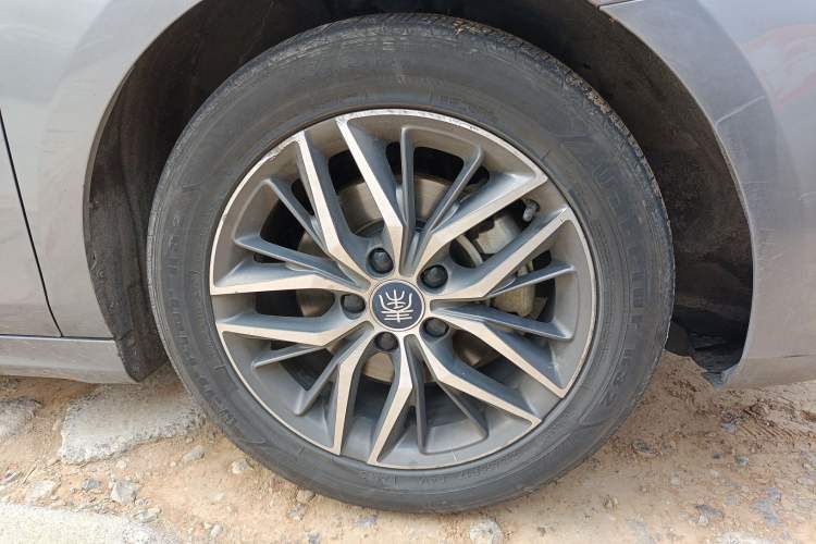 Used BYD Qin PLUS 2021 EV 500KM Premium Model Right Front Wheel Hub