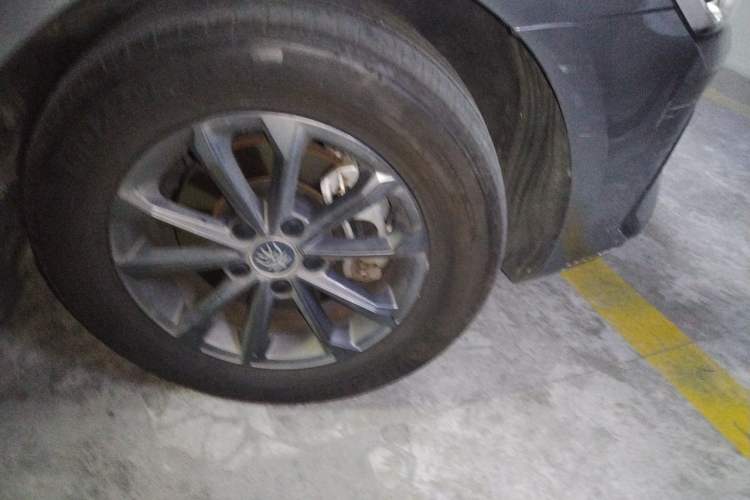 Used BYD Qin PLUS 2021 EV 420KM Commuter Edition Right Front Wheel Hub