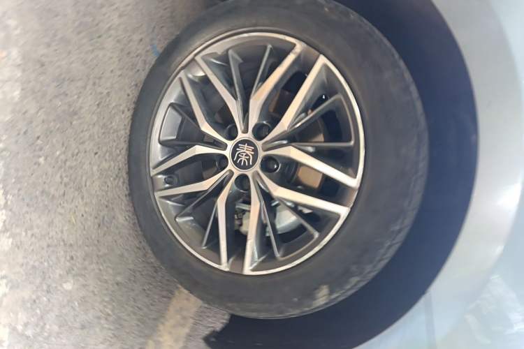 Used BYD Qin PLUS 2021 EV 400KM Luxury Model Right Front Wheel Hub