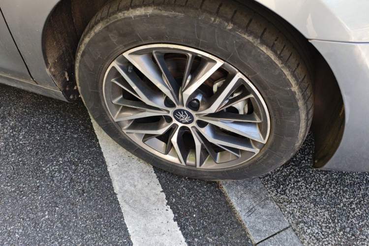 Used BYD Qin PLUS 2021 EV 500KM Luxury Model Right Front Wheel Hub