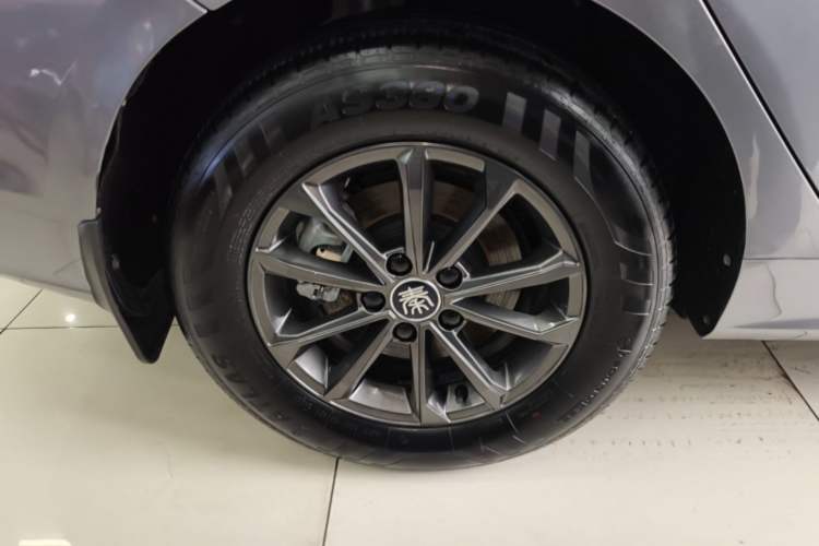 Used BYD Qin PLUS 2021 EV 400KM Leading Comfort Edition Right Rear Wheel Hub