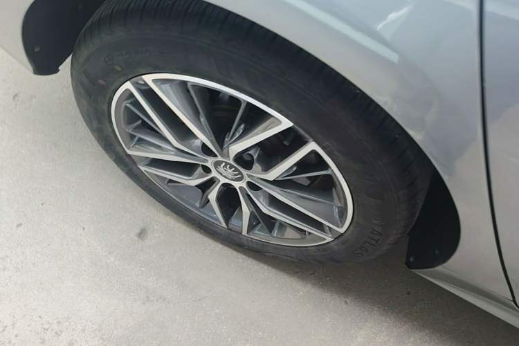 Used BYD Qin PLUS 2021 DM-i 55KM Flagship Model Right Rear Wheel Hub