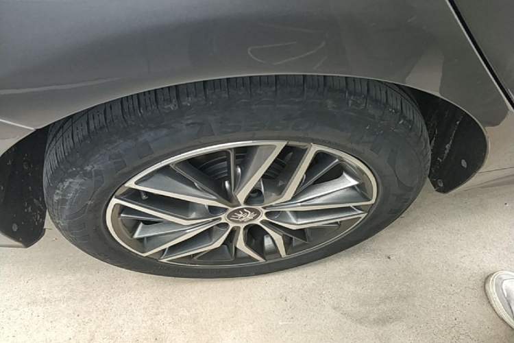 Used BYD Qin PLUS 2021 EV 500KM Premium Model Right Rear Wheel Hub