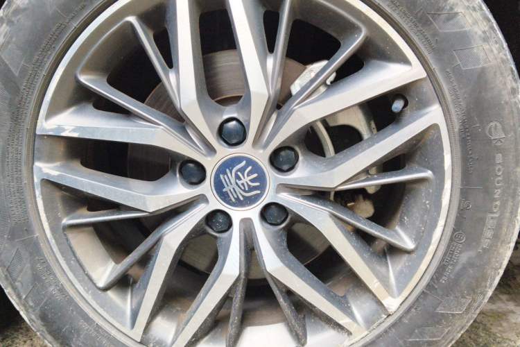 Used BYD Qin PLUS 2021 EV 500KM Luxury Model Right Front Wheel Hub