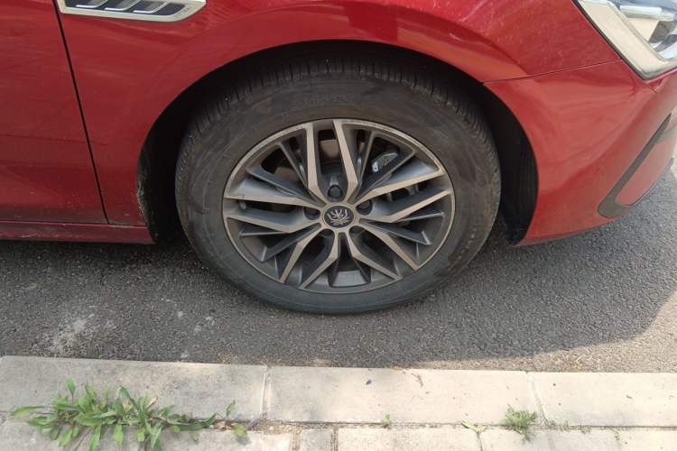 Used BYD Qin PLUS 2021 EV 400KM Luxury Model Right Front Wheel Hub