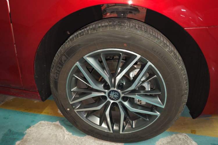 Used BYD Qin PLUS 2021 EV 400KM Luxury Model Right Front Wheel Hub