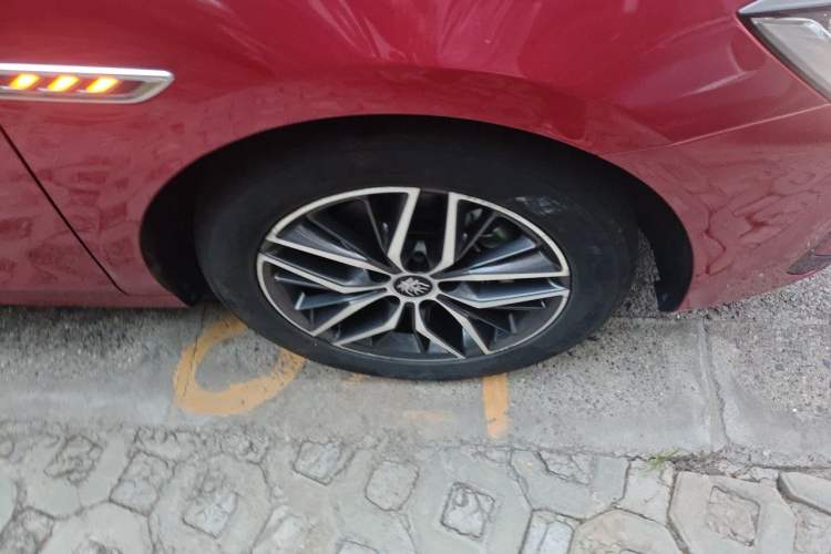 Used BYD Qin PLUS 2021 EV 500KM Premium Model Right Front Wheel Hub