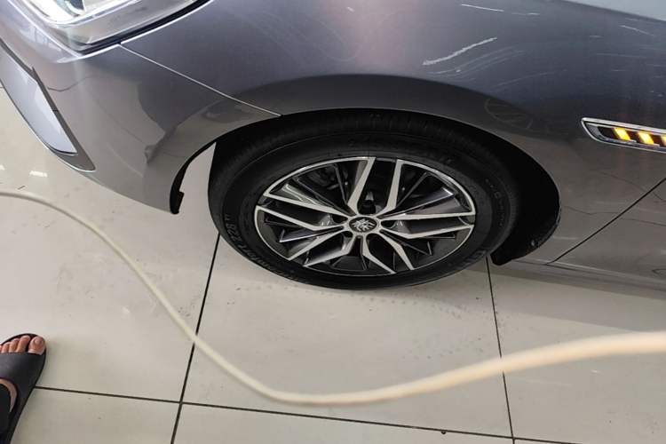 Used BYD Qin PLUS 2021 EV 500KM Premium Model Left Front Wheel Hub