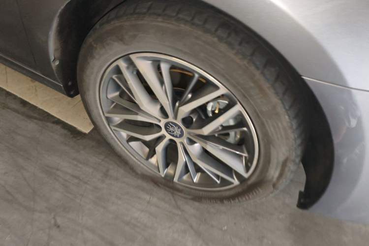 Used BYD Qin PLUS 2021 EV 500KM Luxury Model Right Front Wheel Hub