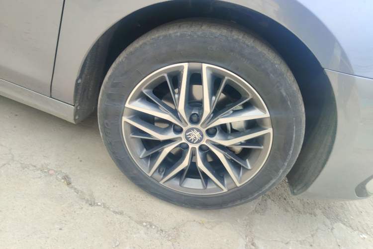 Used BYD Qin PLUS 2021 EV 500KM Premium Model Right Front Wheel Hub