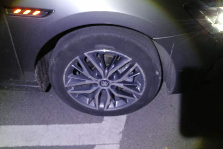 Used BYD Qin PLUS 2021 EV 500KM Premium Model Right Front Wheel Hub