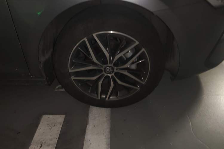 Used BYD Qin PLUS 2021 EV 500KM Luxury Model Right Front Wheel Hub