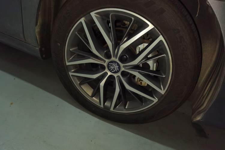 Used BYD Qin PLUS 2021 DM-i 55KM Flagship Model Right Front Wheel Hub