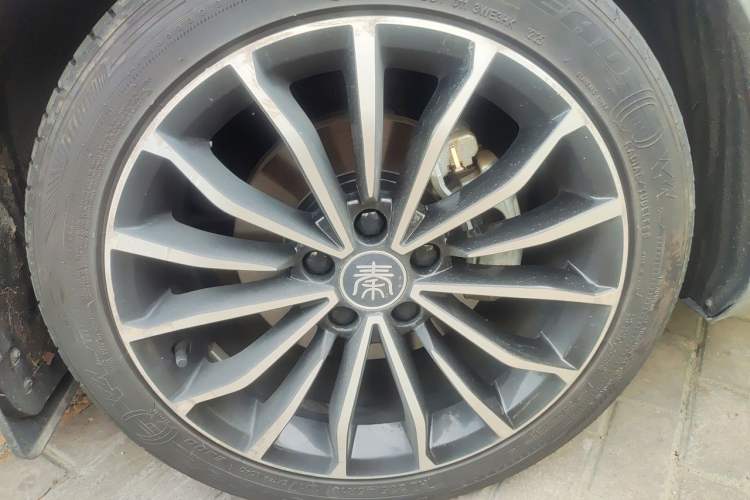 Used BYD Qin PLUS 2021 EV 600KM Flagship Model Right Front Wheel Hub