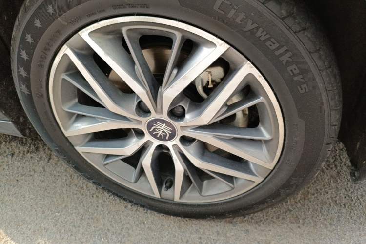 Used BYD Qin PLUS 2021 EV 500KM Premium Model Right Front Wheel Hub