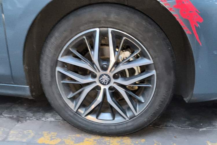 Used BYD Qin PLUS 2021 EV 500KM Luxury Model Right Front Wheel Hub