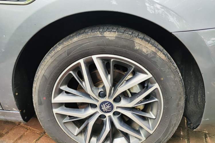 Used BYD Qin PLUS 2021 EV 500KM Premium Model Right Front Wheel Hub