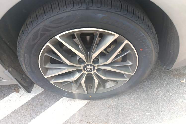 Used BYD Qin PLUS 2021 EV 500KM Luxury Model Right Front Wheel Hub